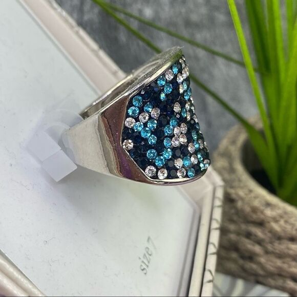 Dillard’s Cocktail Ring Teal Multi Crystals Statement Fashion Size 7 Silver NIB - Picture 5 of 8